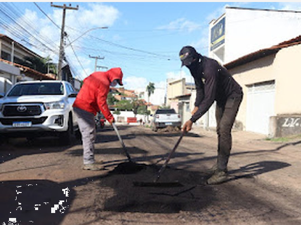 PREFEITURA PROSSEGUE COM A OPERAÇÃO TAPA BURACOS EM RUAS.